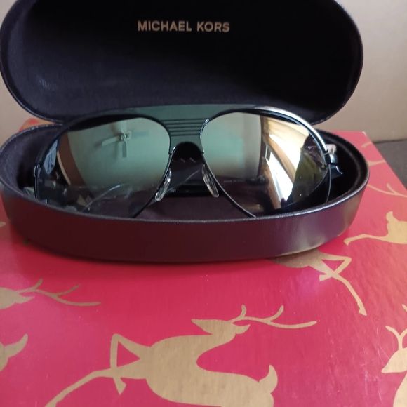 Michael Kors  Borden Pilot Sun Shades - Picture 5 of 16